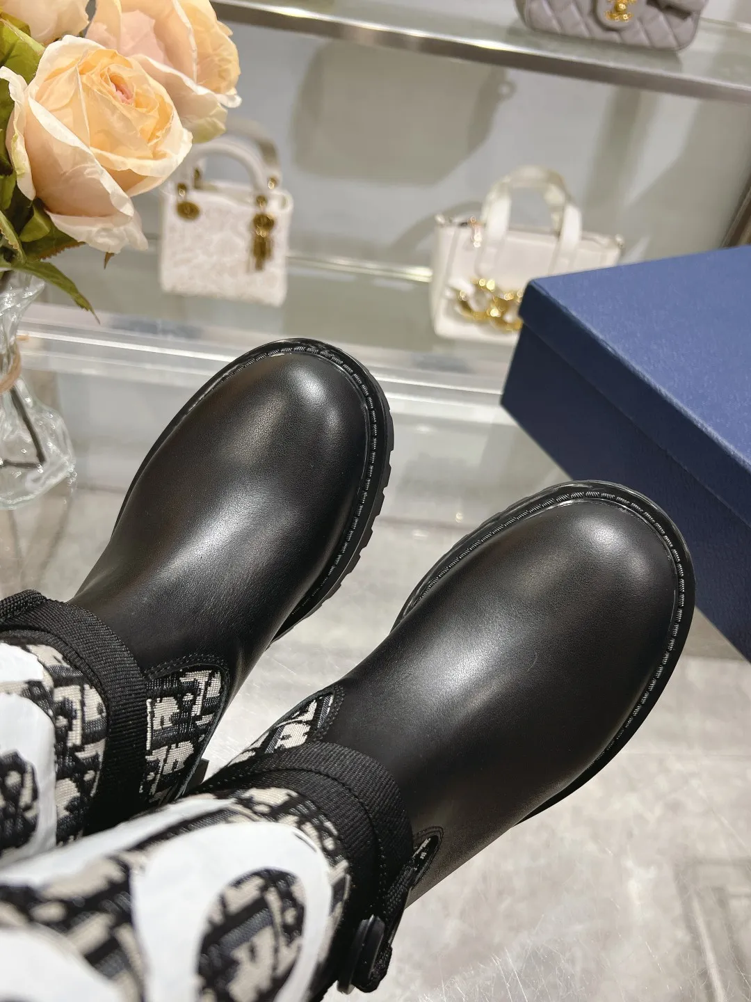 👟👟Ex-factory price 560👟👟 Dior color-blocking new boots for autumn and winter, the latest electric embroidery color-blocking letter logo for autumn and winter, round-toe high-top knight boots for women, Material: first-layer cowhide stitched with electric embroidery fabric, sheepskin lining for feet, original molded TPU outsole Size: 35-40 yards